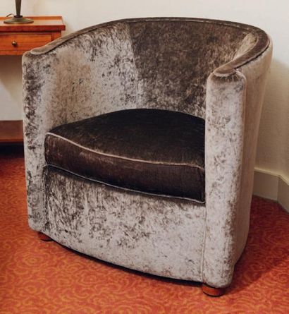 null Fauteuil crapaud garni de velours gris uni. H_69 cm L_70 cm P_60 cm