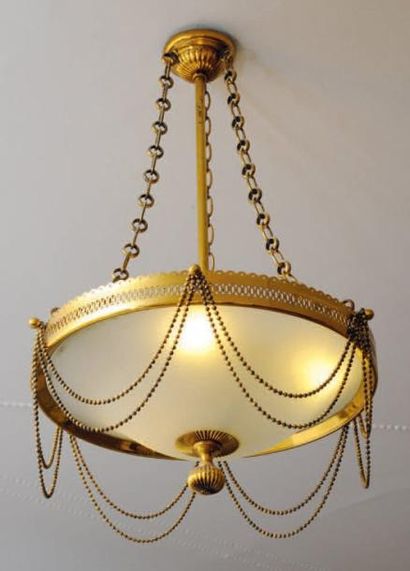  Lustre en métal doré de forme circulaire avec vasque relié par trois chaines à décor...