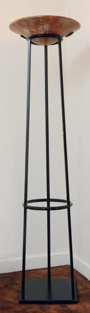 null Lampe de parquet en fer laqué noir et vasque en terre cuite H_179 cm