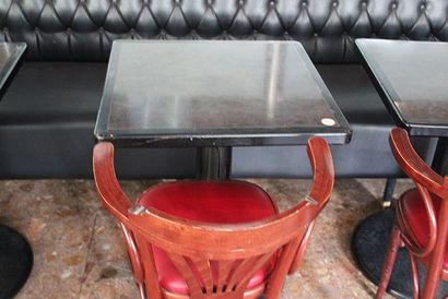 null 16 tables carrées type bistrot en en bois teinté et piètement en fonte de fer...