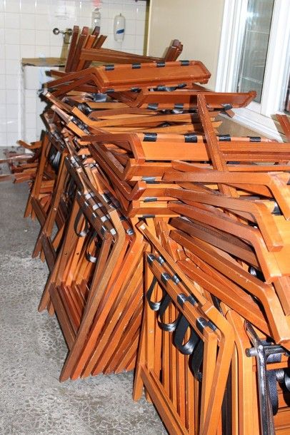 null Lot de plus de 100 porte-bagages en bois teinté