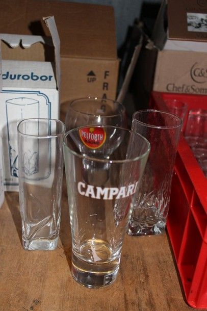 null Lot de 9 verres à Campari,8 verres à bière Pelforth,9 verres à alcool droit...