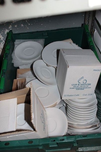  Important lot de sous-tasses en porcelaine blanche 