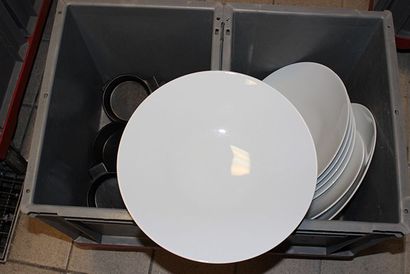 null Lot comprenant 18 grandes assiettes en porcelaine blanche Apilco D_29,5 cm,...