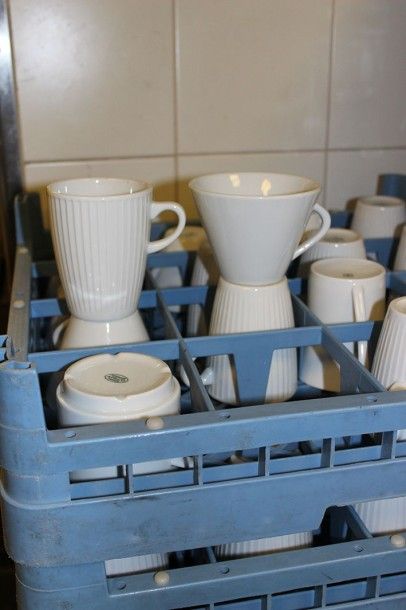 150 mugs en porcelaine blanche Pillivuyt...