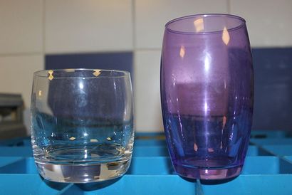 null Lot de verres comprenant 35 gobelets en verre mauve, environ 130 gobelets à...