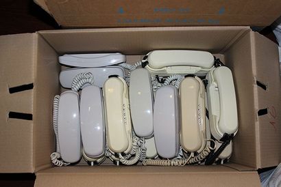  Important lot d'environ 200 téléphones muraux Depaeve (variante de modèles) (2 cartons...
