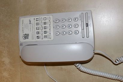 null Lot de 50 téléphones de chambre Depaeve, la plupart siglés Lutetia (variante...