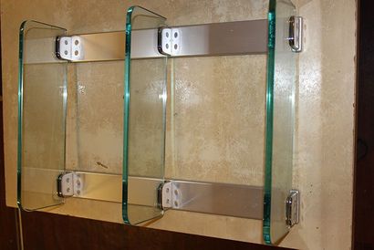 null Lot de 52 triple tablettes de salle de bains en verre et montants en métal chromé...
