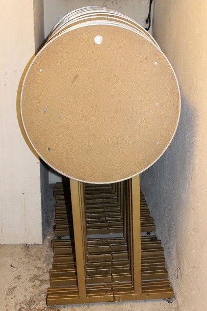  Trente tables circulaires hautes pliantes, plateau de 70 cm de diamètre, piètement...