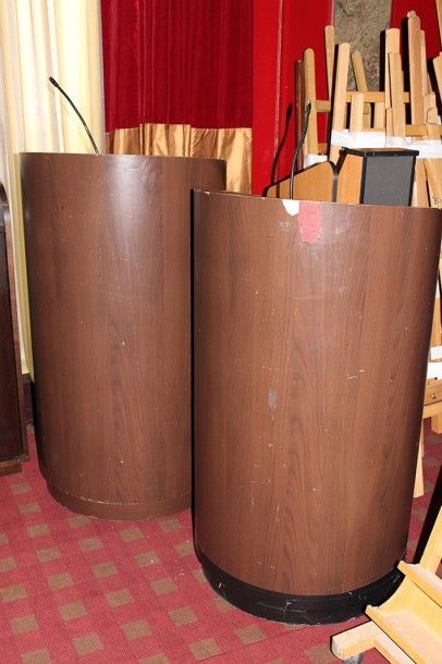  Deux tribunes d'orateur semie-circulaires en bois teinté, avec micro, H_122 cm....