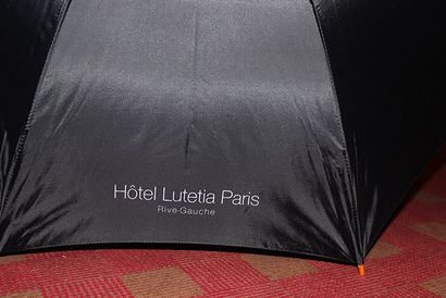 null Lot de 30 parapluies noirs, la prise en bois, siglés hôtel Lutetia Paris Rive...