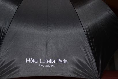  Lot de 36 parapluies noirs, la prise en bois, siglés hôtel Lutetia Paris Rive Gauche,...