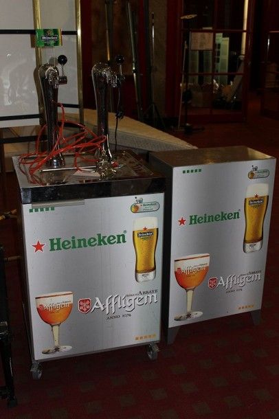 Tireuse à bière double siglée Heineken, avec...