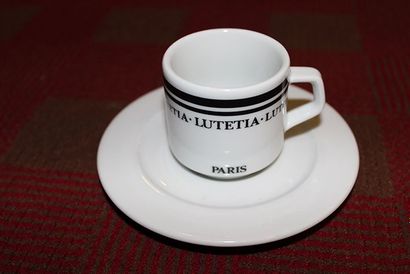 null Douze tasses à café en porcelaine, marquées Lutetia Paris, d'après un dessin...