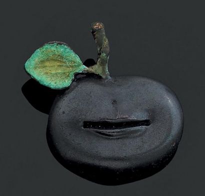 Claude LALANNE Broche sculpture «Pomme Bouche». Bronze, patine verte noire. Signée...