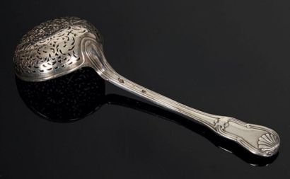 null Cuiller à sucre en argent, modèle filets violons coquilles. Paris, XVIIIe siècle...