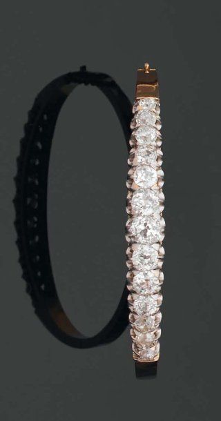 null BRACELET rivière rigide ouvrant orné d'une ligne de diamants brillantés (TA)...