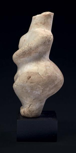 null IDOLE NÉOLITHIQUE. Très rare statuette acéphale représentant une femme nue stéatopyge....