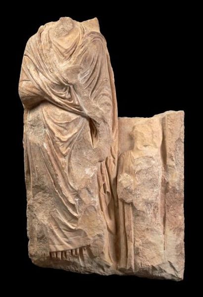 null STÈLE D'UNE FEMME ET DE SA SERVANTE. Stèle fragmentaire sculptée d'une femme...