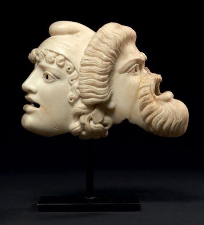 null "OSCILLUM" AUX MASQUES DE THÉÂTRE. "Oscillum" sculpté de deux masques de théâtre,...