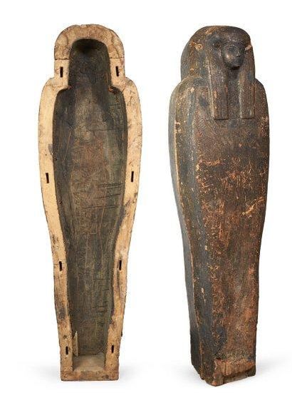 null SARCOPHAGE ANTHROPOMORPHE. Sarcophage (cuve et couvercle) en bois bitumé, représentant...