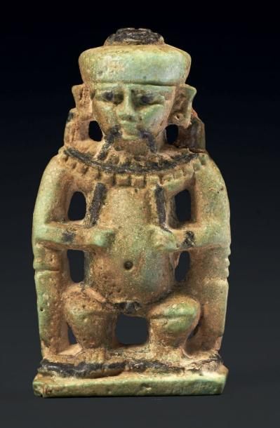 null FIGURINE DE PTAH-PATÈQUE. Rare figurine représentant le dieu Ptah-Patèque aux...