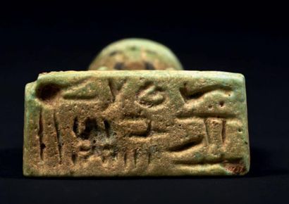  FIGURINE DE PTAH-PATÈQUE. Rare figurine représentant le dieu Ptah-Patèque aux symptômes...