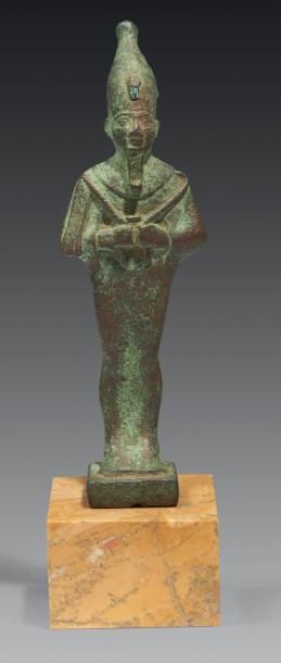  STATUETTE D'OSIRIS. Statuette votive représentant le dieu Osiris. Il est debout,...