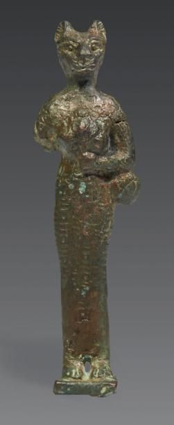  STATUETTE DE BASTET. Statuette représentant la déesse chatte Bastet à corps féminin...