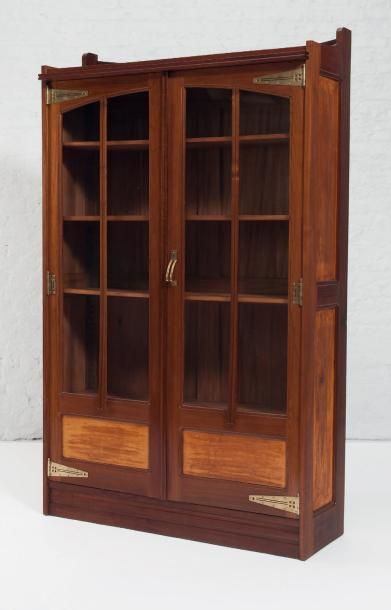 Gustave Serrurier-Bovy (1858-1910) Armoire bibliothèque ouvrant à deux portes vitrées....