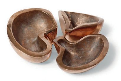 Travail BELGE du XXe siècle Trois cendriers-vide poches Bronze. H_5,5 cm