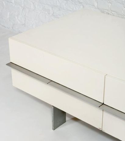FABIAAN VAN SEVEREN (1957) Cabinet à 8 tiroirs Pièce unique, 2002. Aluminium anodisé,...