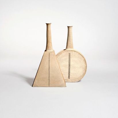 Bruno GAMBONE (né en 1936) Vase monumental de forme triangulaire Grès naturel Signé...