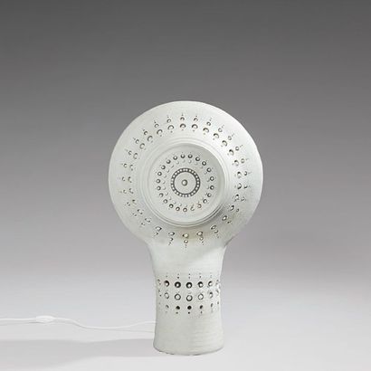 GEORGES PELLETIER Lampe à poser modèle «Soleil» Céramique blanche Signée Vers 1980...