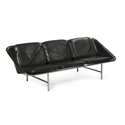 GEORGES NELSON (1908-1986) Sofa modèle «Sling» Acier tubulaire chromé et cuir noir...