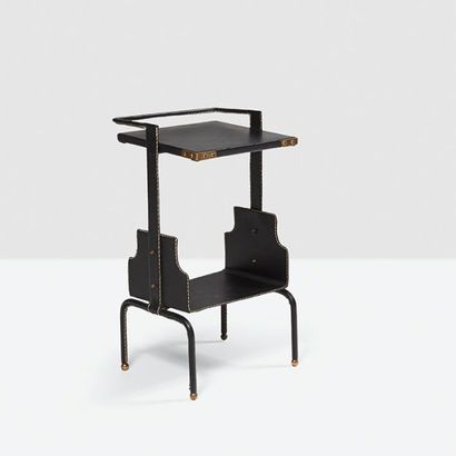 JACQUES ADNET (1900-1984) Table d'appoint métal laqué noir, laiton et cuir Vers 1950...