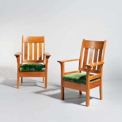Gustave SERRURIER BOVY (1858-1910) Paire de fauteuils Chêne et tissu Vers 1903 H_102...