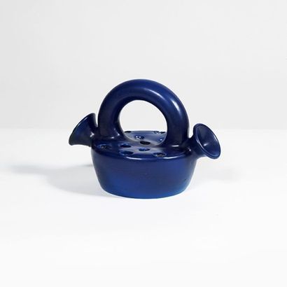 Suzanne RAMIÉ (1907-1974) Vase pique fleur Céramique émaillée bleue Édition Madoura...