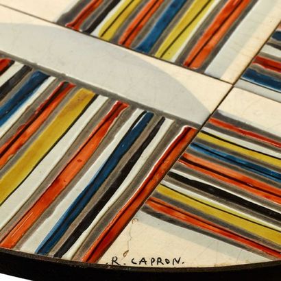 ROGER CAPRON (1920-2006) Table basse circulaire Céramique émaillée polychrome et...