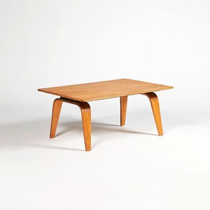 Charles Eames (1907-1978) Table basse modèle «OTW» Bois contreplaqué Édition Evans...