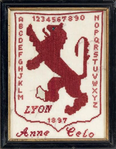 null LOT DE TROIS PIÈCES encadrées dont deux au point de croix «Lyon 1897» et une...