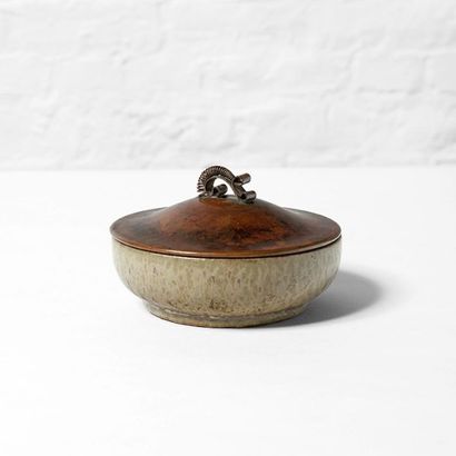 ARNE BANG (1901-1983) Danemark Pot couvert à petite anse Grès émaillé et bronze....