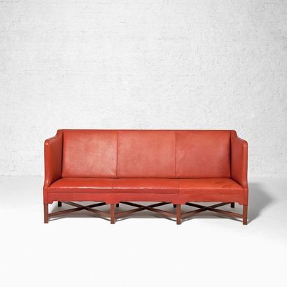 KAARE KLINT (1888-1954) Danemark Sofa à trois places modèle «4118» Acajou et cuir...