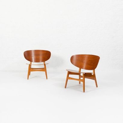 HANS J. WEGNER (1914-2007) Danemark Paire chauffeuses modèle «Shell» Teck et hêtre...