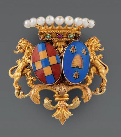 null BROCHE en or jaune, ornée de deux écus émaillés d'armoiries encadrés de deux...