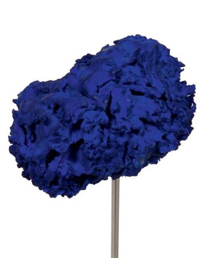 Yves KLEIN (1928-1962) Eponge bleue SE 277, 1961 Eponge et pigment IKB. H_4,5 cm...