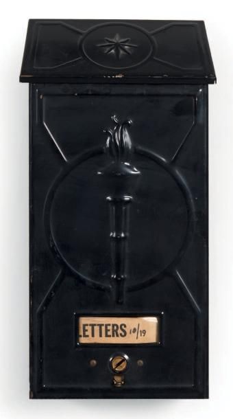 MAN RAY (1890-1976) Letters, 1965 Sculpture en métal peint. Signé et numéroté à 19...