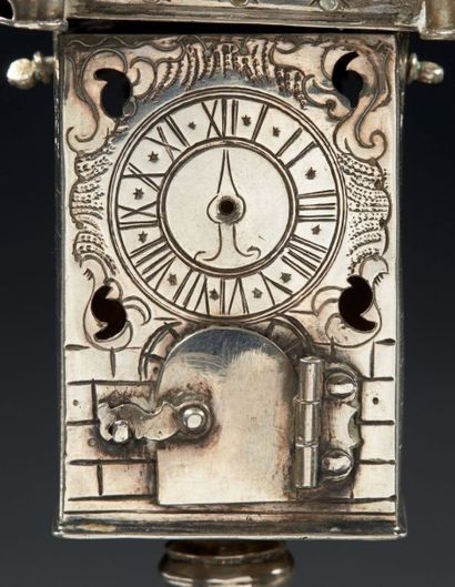 null TOUR D'ÉPICES EN ARGENT à décor d'horloge et d'une porte. Nuremberg, 1773-1776...