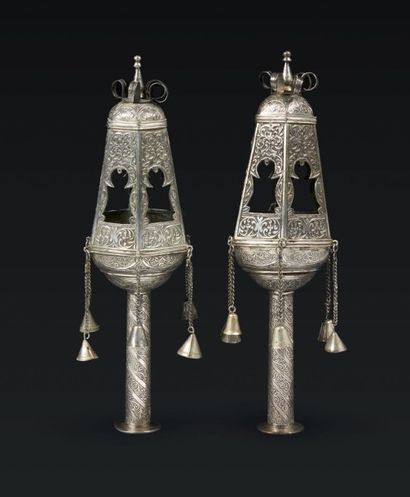 null PAIRE DE RIMONIM EN ARGENT Afrique du Nord, vers 1900 Porte des inscriptions...